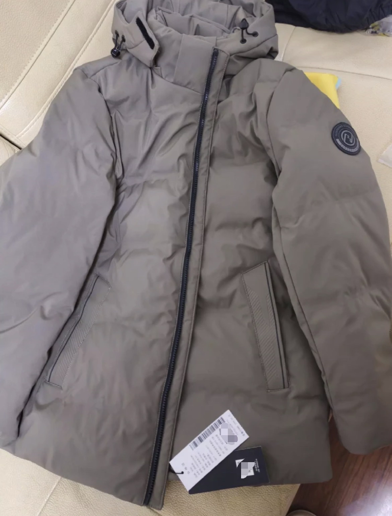 杉杉男士羽绒服黑色短款模特上身图