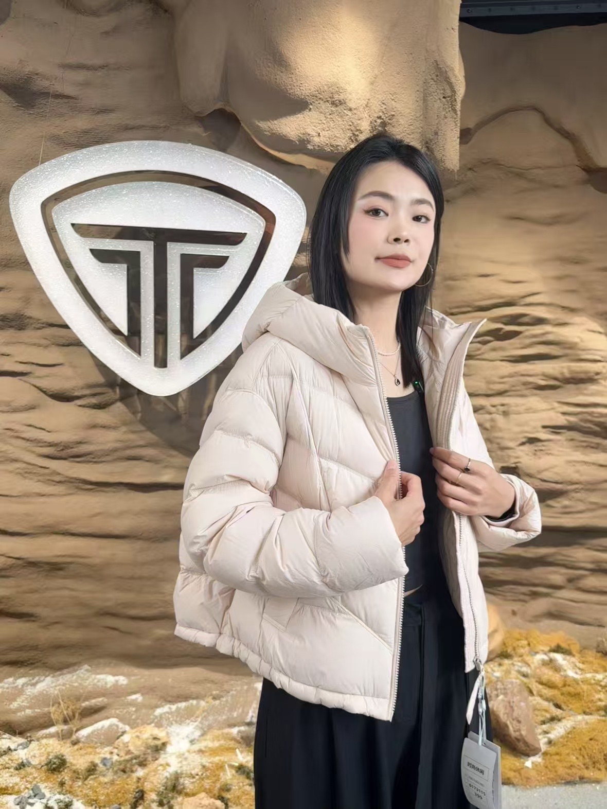 坦博尔秀场同款云彩羽绒服模特户外穿搭