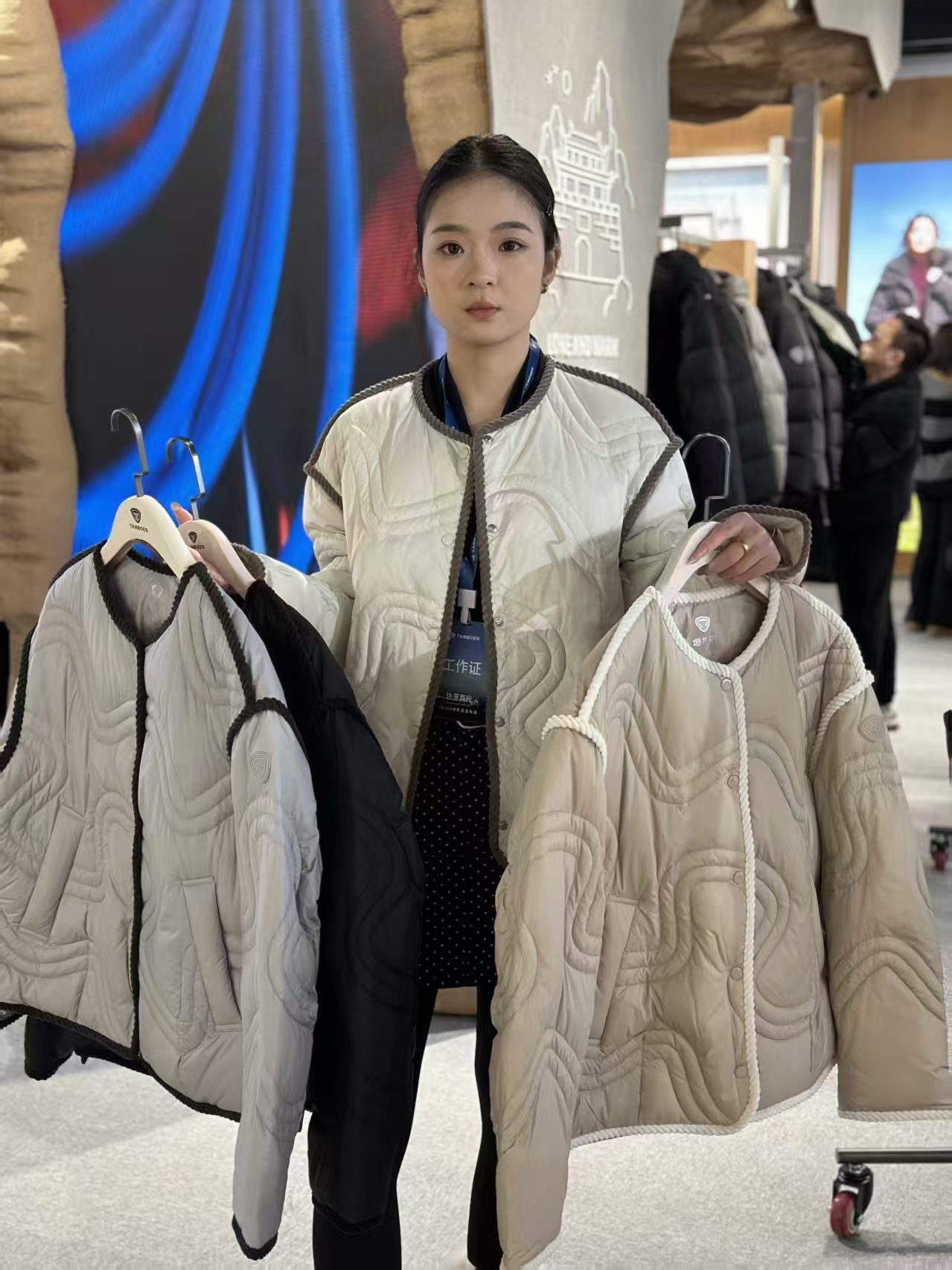 周也同款坦博尔小饼干羽绒服3.0版模特街拍